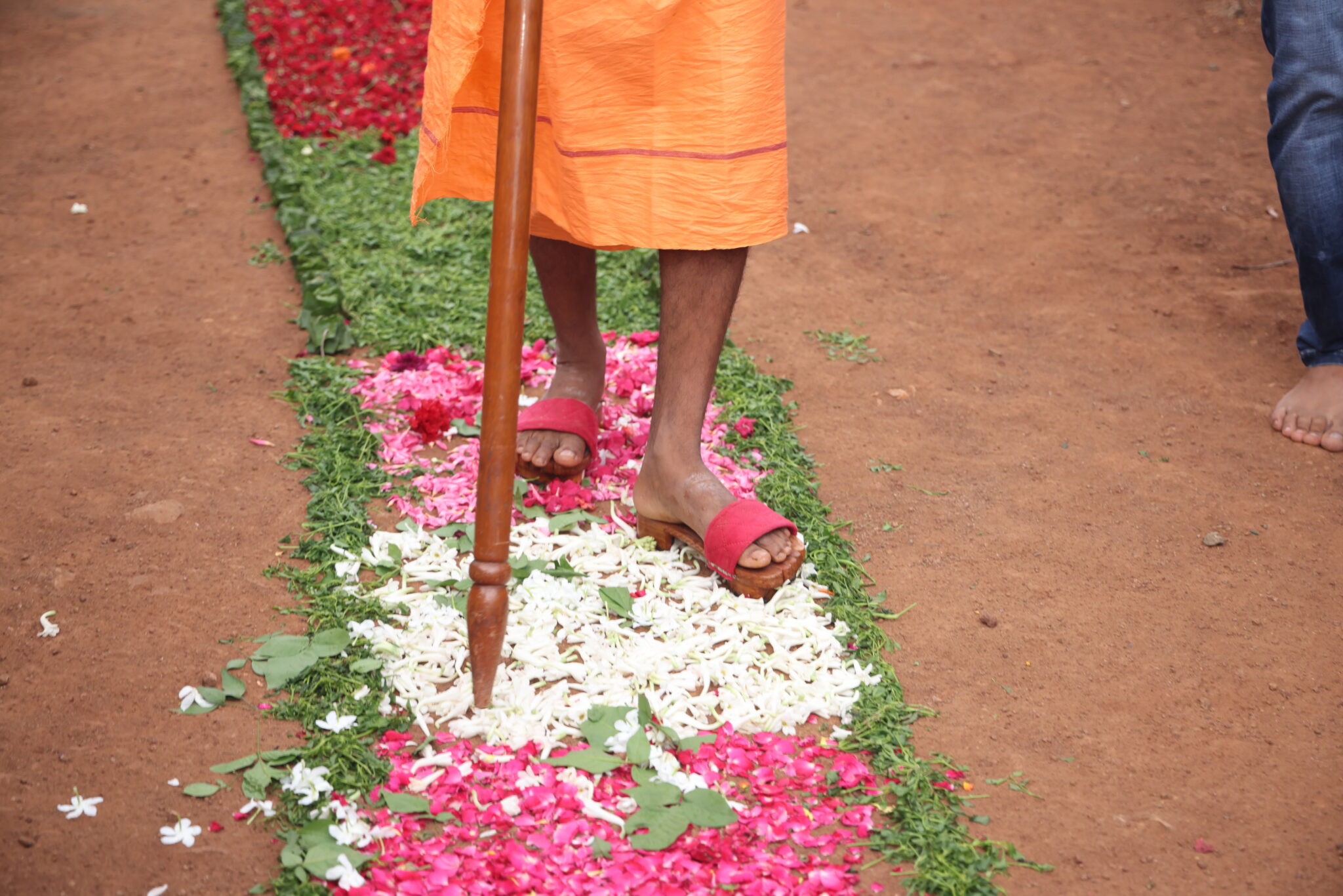 basavalinga-avadhoota-blessing-devotees